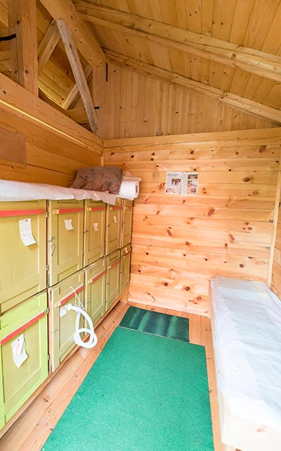 Notranjost čebelnjaka za API terapijo